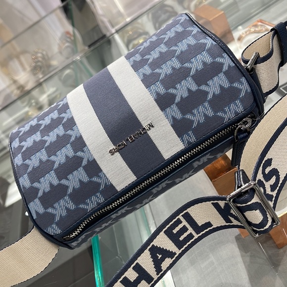 Michael Kors Men’s Women’s Cooper mini duffle xbody NWT
Navy Multi
NWT - Picture 9 of 16